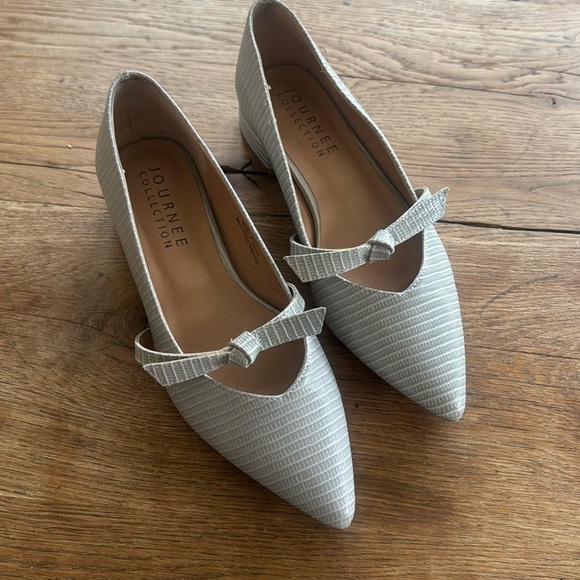 Journee Collection gray/white flats - Picture 1 of 6